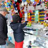 ...un nonno con il suo nipotino. � il bambino a impugnare la pistola ad aria compressa...